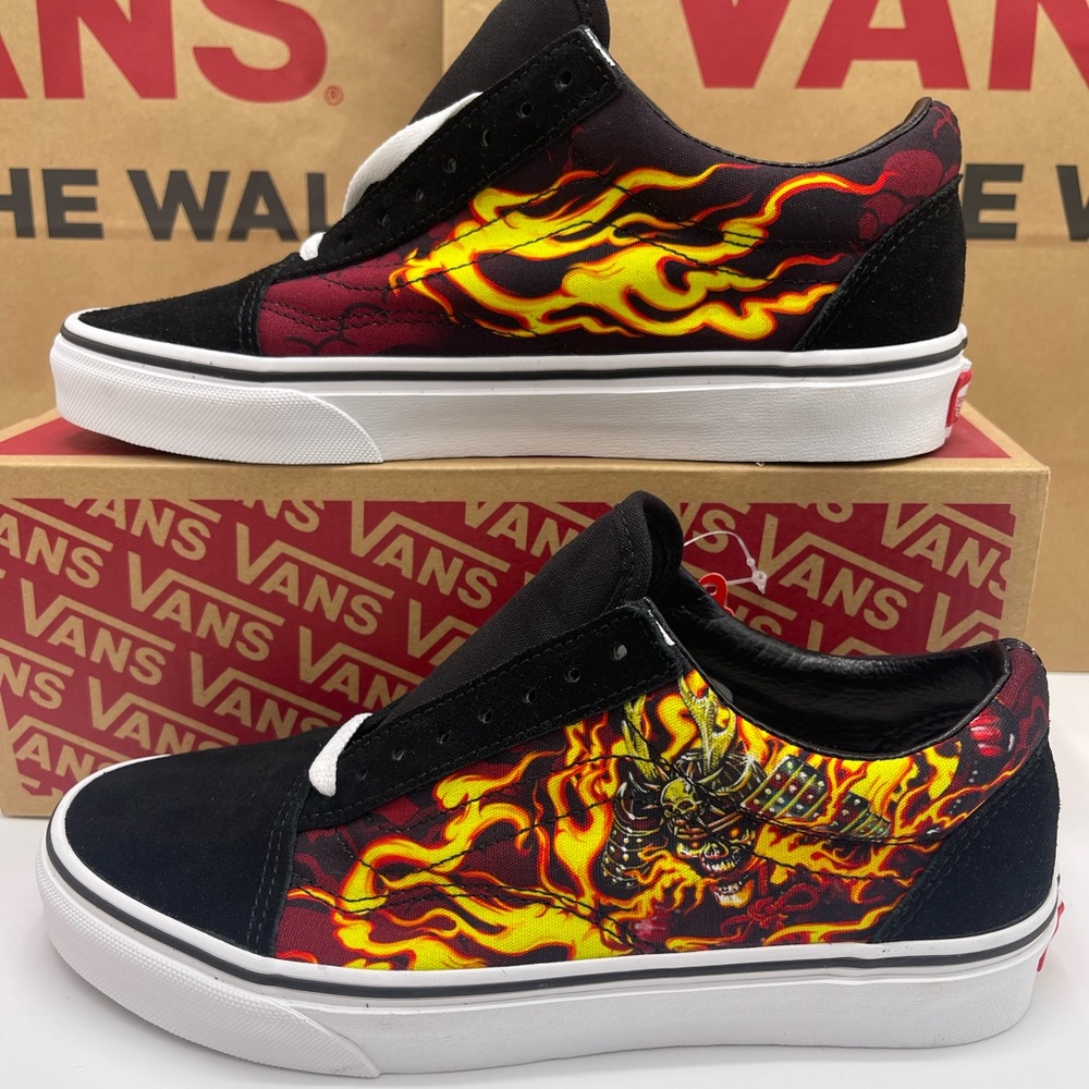 Vans Men's Old Skool (Samurai Rising) Blk/Trwht Sneakers
VN0A3WKT441